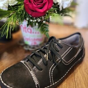 8 med Naturalizers Black leather